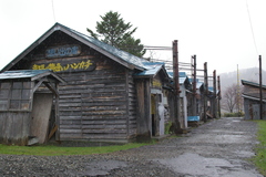 幸福の黄色いハンカチ〜思いで広場〜−炭鉱住宅.jpg